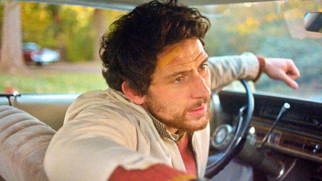 Mubi e Imagem Filmes divulgam trailer de 'The Mastermind': escrito e dirigido por Kelly Reichardt, longa é estrelado por Josh O'Connor e Alana Haim. Elenco inclui ainda John Magaro, Gaby Hoffmann, Hope Davis e Bill Camp