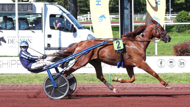 Un cheval de course à Lyon, tire une chariotte et un jockey

Lyon-Parilly (Rhône), le 17 septembre 2025. “Indice d'Argent” remporte facilement son premier quinté. SCOOPDYGA - CHOURAQUI Elliott
