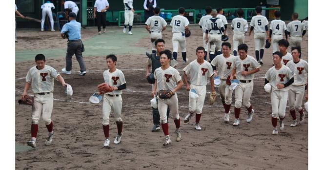 萩を下し、初戦を突破した山口の選手たち