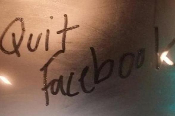 Verlasst Facebook, Schrift auf Glasscheibe

Bild: Leena Simon, CC-BY 4.0, https://muendigkeit.digital