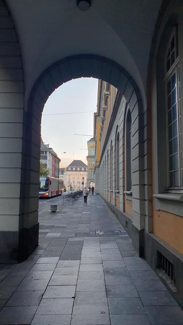 Das Bild zeigt einen Durchgang beim Bonner Schloss.