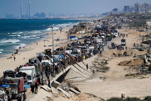 Gazatíes huyendo de la capital, tras invasión de Israel. (REUTERS/Mahmoud Issa)