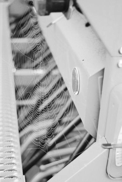 Beautiful spider web on a seed drill. (Version françæ) Bæl toile d’araignée sur æn semoir.