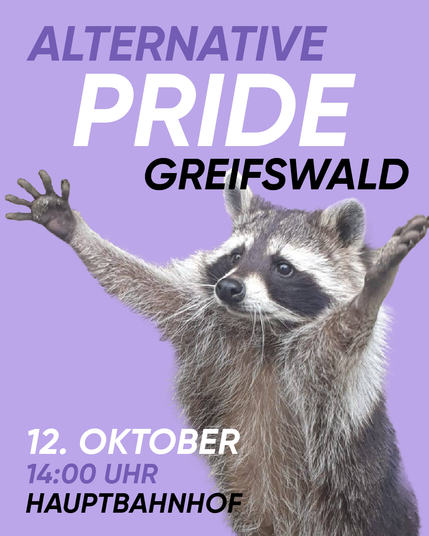 Ein Waschbär mit ausgebreiteten Armen vor hellem lila Hintergrund. Auf der oberen Bildhälfte steht, in dunklerem lila, weiß, und schwarz: Alternative Pride Greifswald. In der unteren linken Ecke: 12. Oktober, 14 Uhr, Hauptbahnhof.