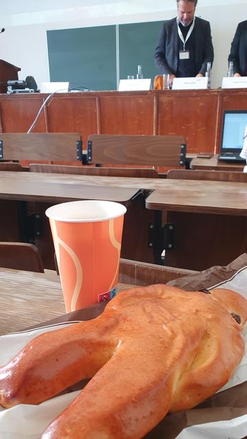 Das Bild zeigt einen Weckmann und einen Kaffee
