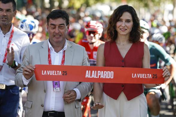 La presidenta de la Comunidad de Madrid, Isabel Diaz Ayuso, y el alcalde de Alalpardo, Miguel Ángel Medranda (i), dan la salida a la última etapa de la Vuelta a España (EFE)