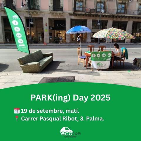 Paradeta de la cooperativa de carsharing elèctric Ecotxe en el PARK(ing) DAY 2024 al carrer Jaume III de Palma. Hi ha un sofà, una taula amb sis cadires i para-sols, a més de cartells promocionals. Hi ha una persona treballant asseguda a taula a l'ombra d'un dels para-sols.