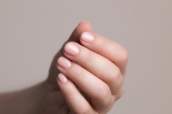 Una manicura en tono nude (Getty Images)