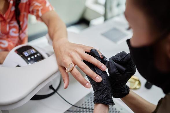 Una mujer haciéndose la manicura en un centro de estética. (Getty Images)