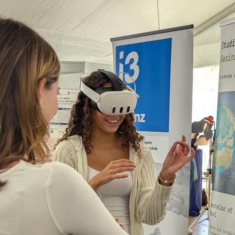 Schülerin mit VR-Brille beim WiMa für Schulen, Foto: Nicole Bruhn, CC BY SA 4.0