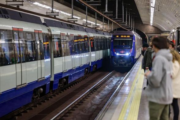 Un metro de Madrid, entrando en una estación, en una imagen de archivo. (GETTY)