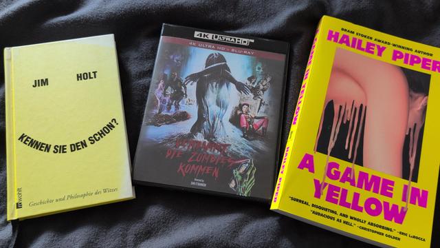 Zwei  Bücher im gelben Einband
- Jim Holt zur Geschichte & Philosophie des Witzes
- Hailey Piper "A game in yellow" (Bram Stoker Award)

sowie Blu Ray "Verdammt die Zombies kommen" (Return of the living Dead)