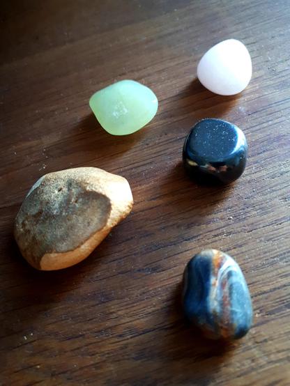 Magnifiques caillous multicolores sur un support de bois chaud