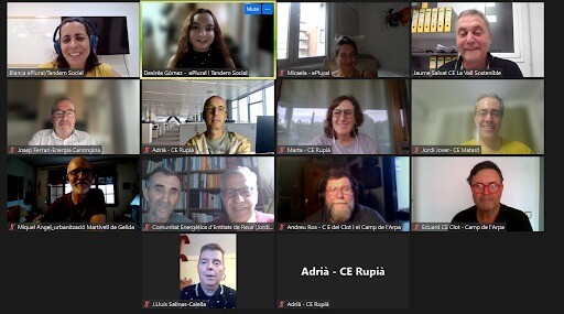 Mosaic de participants a la formació on-line del programa endolla't (14 connexions, una amb dues persones i una sense càmera activada)