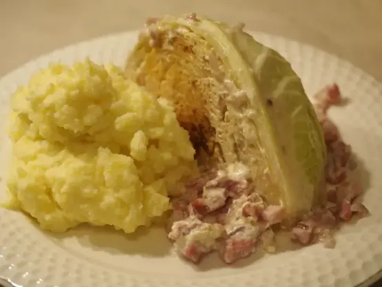 Das fertige Gericht auf einem Teller bestehend aus einem Viertel Wirsing und Kartoffelstampf