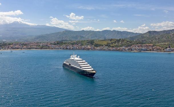 Navire en rade en Méditerranée
