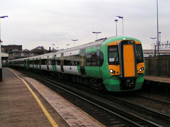 Deux automotrices Electrostar class 377