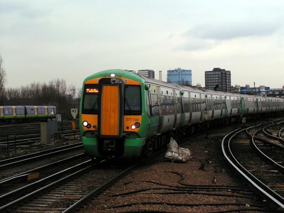 L'automotrice Electrostar class 377 103 en tête d'une longue rame de l'opérateur Southern.