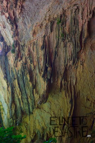 Interior de una cueva con muchos colores suaves