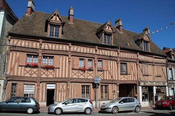 Hôtel du Lys à #Houdan (#Yvelines) Construction 4e quart XVe siècle. Hôtel du Lys (ancien) : inscription par arrêté du 4 juin 1926.
Suite 👉 https://monumentum.fr/monument-historique/pa00087455/houdan-hotel-du-lys
#Patrimoine #MonumentHistorique
Photo CC-BY-SA 4.0 : Lionel Allorge