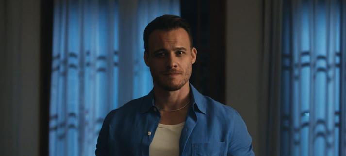 Kerem Bürsin, en 'Platónico. Hotel Luna Azul' de Netflix. / Netflix