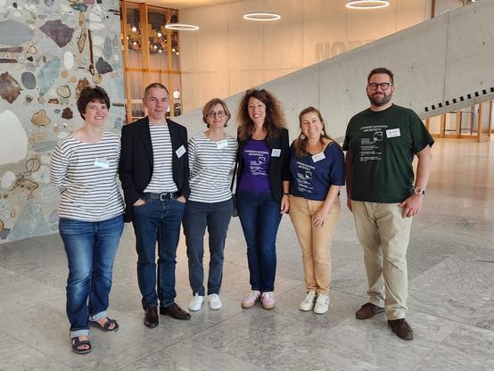 Photo d'un groupe de six archivistes à l'assemblée générale de l'Association des archivistes suisses. Trois d'entre eux portent la marinière produite pour le Forum de l'AAF à Rennes en 2025.