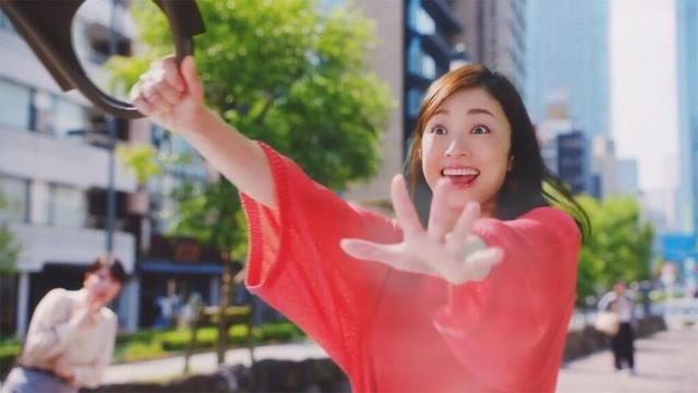 上戸彩、永尾柚乃らが驚きのあまり地球一周！？高橋ひかるがソフトバンクCM初出演　「白戸家 驚きのあまり…」編【iPhone 17シリーズCM】