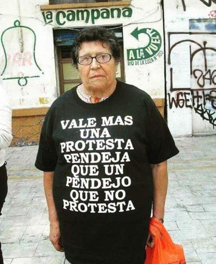 Una señora con una camiseta negra que dice: mas vale una protesta pendeja que un pendejo que no protesta