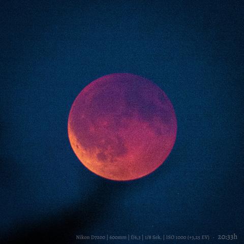 EN: Close-ups: An orange-purple blood moon against a dark blue sky at 8:33 p.m.

DE: Jeweils Großaufnahmen: Ein orange-lilaner Blutmond vor dunkelblauem Himmel um 20:33 Uhr.


Nikon D7200, 600mm, f/6,3, 1/8 Sek., ISO 1000 (+3,25 EV)