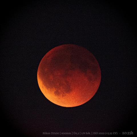 EN: An red-orange blood moon against a black sky at 8:35 p.m.

DE: Ein rot-oranger Blutmond vor schwarzem Himmel um 20:35 Uhr.


Nikon D7200, 600mm, f/6,3, 1/8 Sek., ISO 1000 (+3,25 EV)