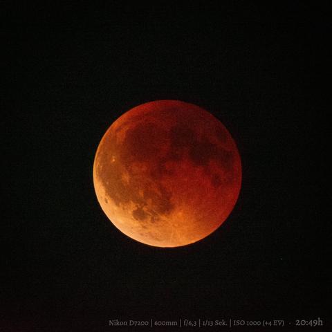 EN: The Earth's shadow moves upwards to the right, revealing a first brighter area at the bottom right.  It's 8:49 p.m.

DE: Der Erdschatten bewegt sich nach rechts oben. sodass rechts unten eine erste hellere Partie sichtbar wird. Es ist 20:49 Uhr.


Nikon D7200, 600mm, f/6,3, 1/13 Sek., ISO 1000 (+4 EV)