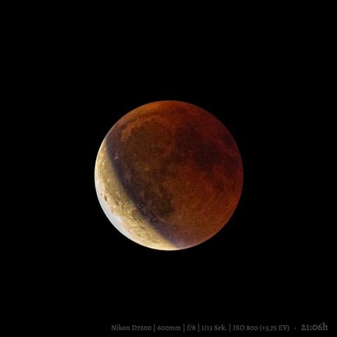 EN: Just under a fifth are now illuminated at the bottom right. The border region between light and shadow will soon reach the Tycho crater in the lower lunar region. It's 9:06 p.m.

DE: Ein knappes Fünftel sind inzwischen rechts unten beleuchtet. Die Grenzregion zwischen Licht und Schatten erreicht in Bälde den Krater Tycho im unteren Mondgebiet. Es ist 21:06 Uhr.


Nikon D7200, 600mm, f/8, 1/13 Sek., ISO 800 (+3,75 EV)