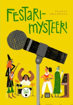 Festarimysteeri-kirjan kannessa on etualalla iso mikrofoni telineessä ja sen taustalla bändi: basisti, rumpali, kitaristi ja sähköurkujen soittaja.