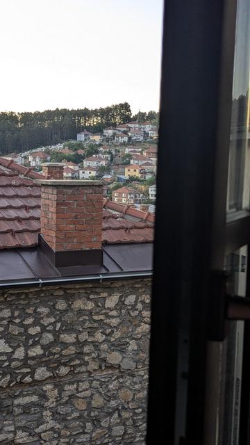 Blick aus einem Fenster über die nordmazedonische Stadt Kruševo.