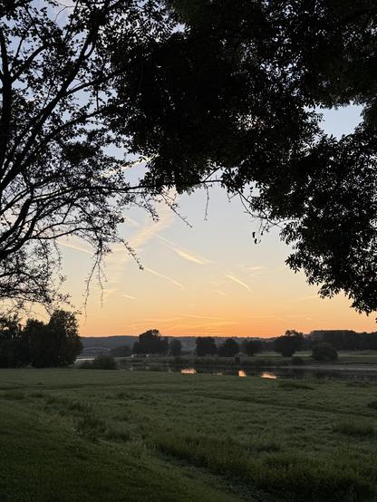 Morgenhimmel über der Elbe vom Rosengarten aus