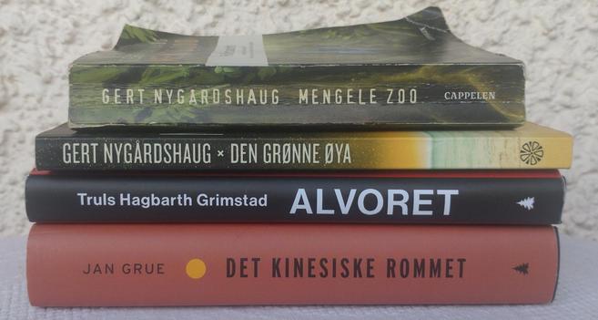 Pino norjalaisia kirjoja pöydällä, nimekkeet:

Den grønne øya
Mengele Zoo
Alvoret
Det kinesiske rommet