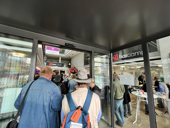 Viele Menschen im Vorraum des Gebäudes
