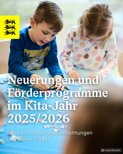 Kindergartenkinder machen ein Puzzle.