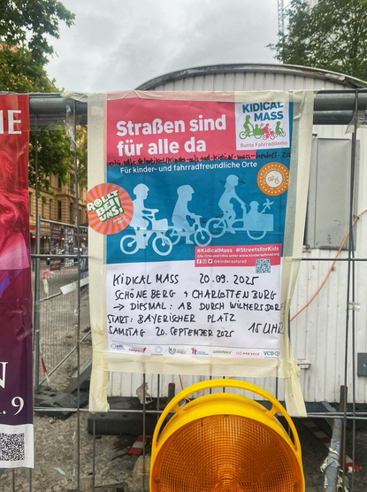 An einem Bauzaun am Richard-von-Weizsäckerplatz in Berlin Schöneberg ist ein Plakat befestigt, das für die Kidical Mass Berlin wirbt.