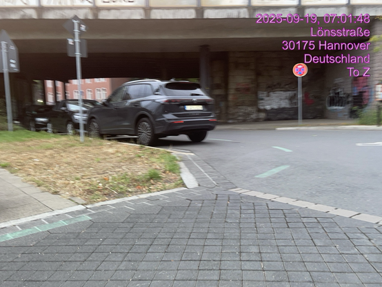 Veloroute 05. - Gefährdung diurch Verdecken des Sichtdreieck - Ind DJs ein Schwerer Unfall mit einem Radfahrende Person gab es Auch schon ,Ende Ader AutoNormailtät