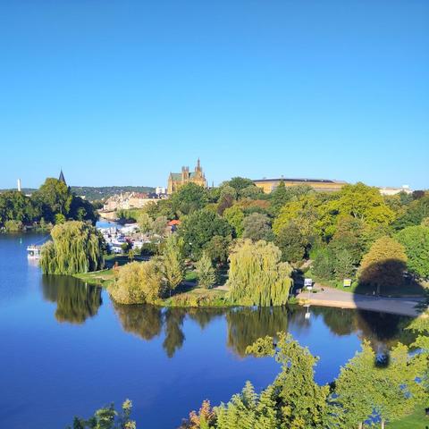 Vue de la cathédrale de Metz depuis une montgolfière qui décolle du plan d'eau.
