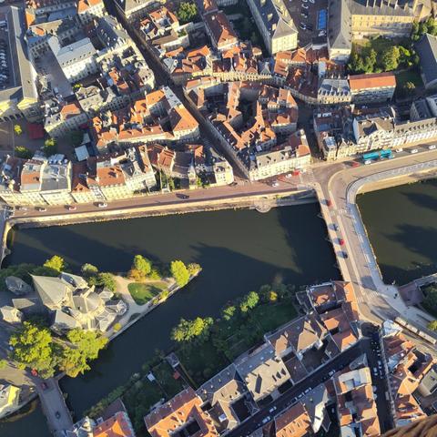 Vue aérienne du moyen pont et du temple neuf à Metz