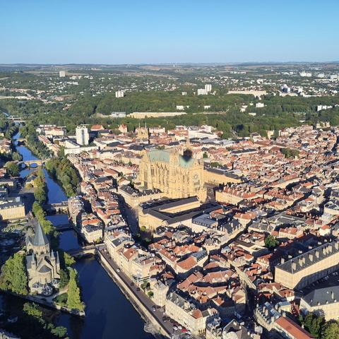 Vue de la cathédrale de Metz et du temple neuf à Metz, depuis une montgolfière dont l'ombre se projette sur la cathédrale.