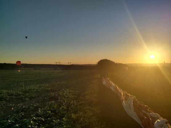 Atterrissage de montgolfières dans la campagne mosellane, au coucher de soleil.