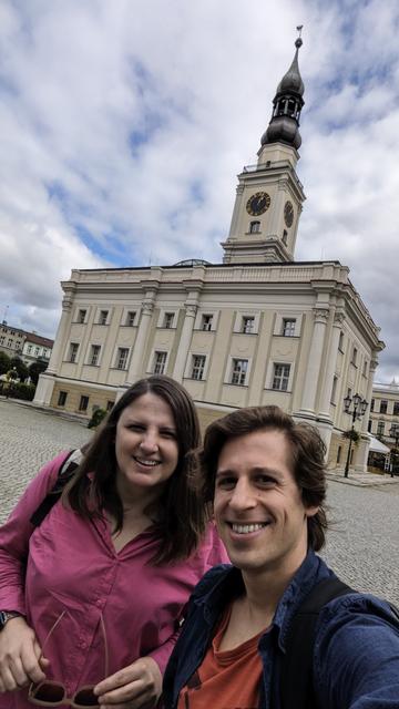 Zdjęcie selfie Marty Stożek i Mateusza Jarczyńskiego przed budynkiem Ratusza na Rynku w Lesznie.