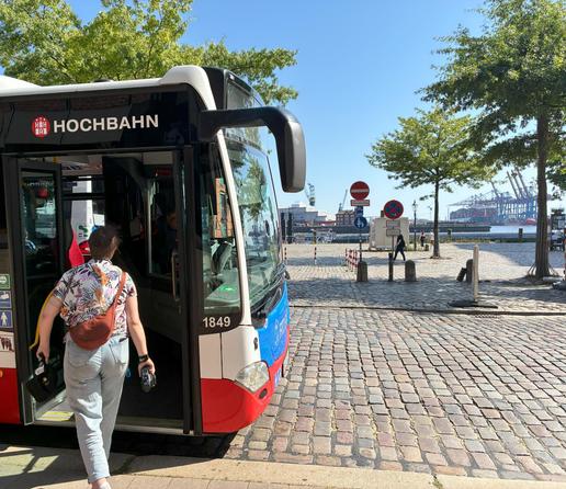 Foto des 111er-Busses an der Haltestelle Fischmarkt, im Hintergrund der Hamburger Hafen