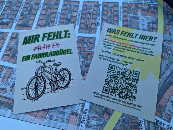 Zwei Flyer auf einem Stadtplan gelegt.