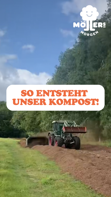Ein Traktor mit Frontlader ist auf einem Feld zu sehen und schiebt Kompost aus. Im Vordergrund steht in großen, orangefarbenen Buchstaben:

**"SO ENTSTEHT UNSER KOMPOST!"**

Das Logo von **Möllers Morgen** ist in der oberen rechten Ecke sichtbar. Die Szene zeigt, wie aus organischen Materialien wertvoller Kompost für den biologischen Anbau entsteht.