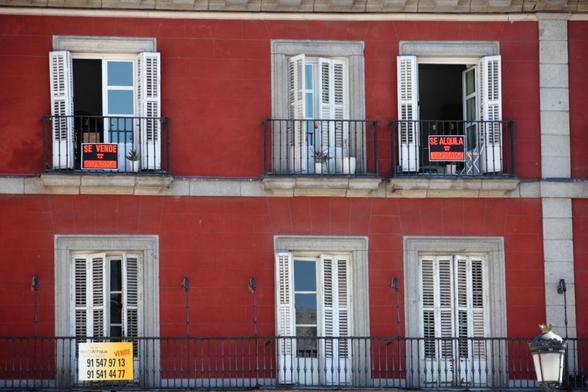 Fachada de un edificio de la plaza Mayor de Madrid con un cartel de "Se vende" (EyesWideOpen)