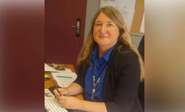 Mme Boucher-Gervais la nouvelle principale à son bureau 

Crédit photo Courrier de l Ouest